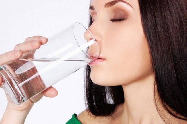 Trinkwasser zur Verjüngung der Haut