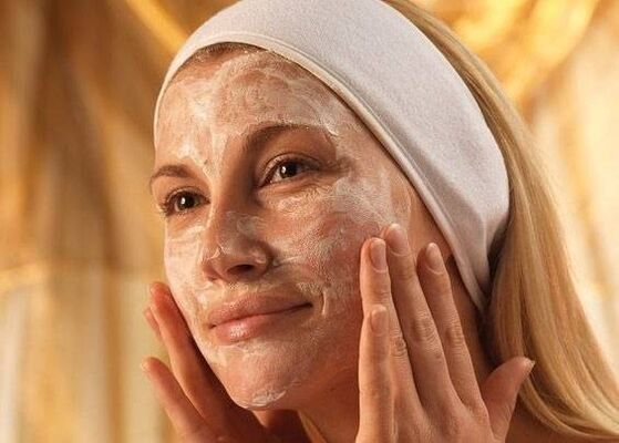 Eine Gesichtsmaske mit Granatapfelkernöl in der Zusammensetzung macht Falten weniger auffällig