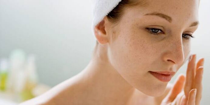 Regelmäßige Anwendung von ätherischen Ölen zur Befeuchtung der Gesichtshaut